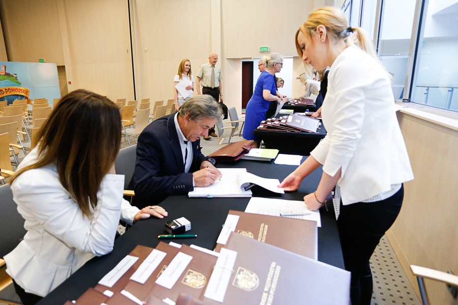 Uroczyste podpisanie umów w Urzędzie Marszałkowskim, fot. Mikołaj Kuras