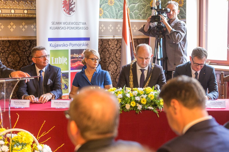 Uroczysta sesja sejmiku województwa, fot. Szymon Zdziebło/tarantoga.pl dla UMWKP