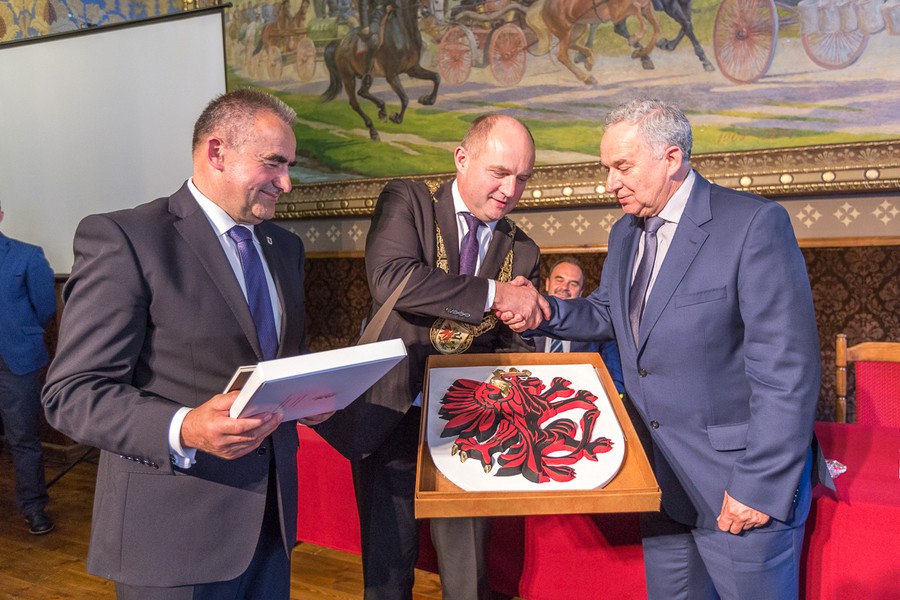 Uroczysta sesja sejmiku województwa, fot. Szymon Zdziebło/tarantoga.pl dla UMWKP