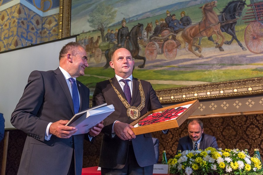 Uroczysta sesja sejmiku województwa, fot. Szymon Zdziebło/tarantoga.pl dla UMWKP