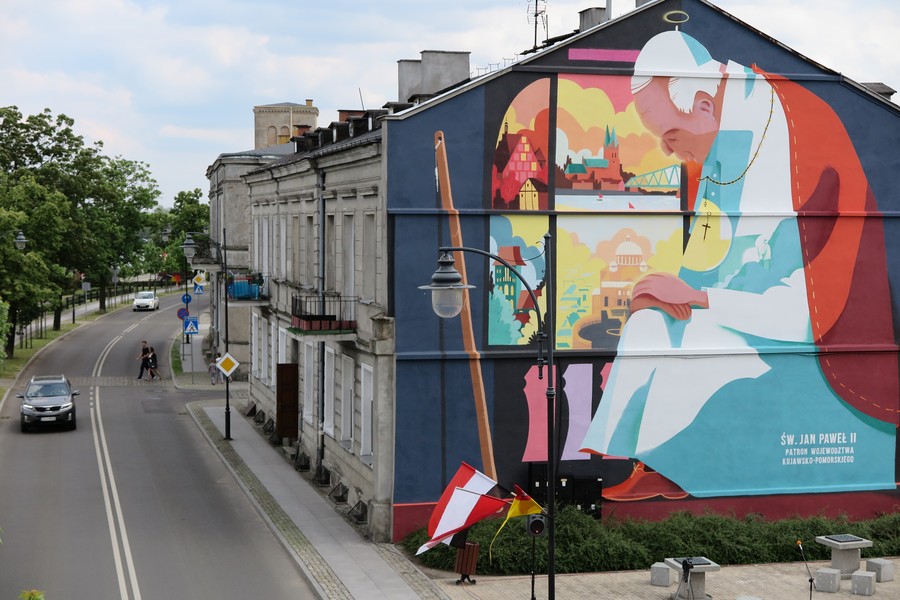 Odsłonięcie muralu poświęconego Janowi Pawłowi II, fot. Tymoteusz Tymiński/UMWKP