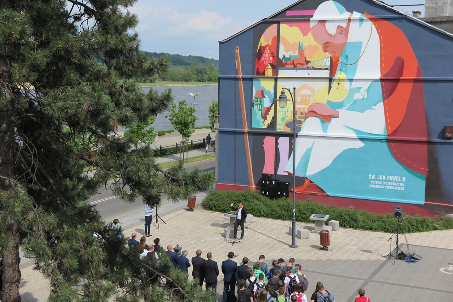 Odsłonięcie muralu poświęconego Janowi Pawłowi II, fot. Tymoteusz Tymiński/UMWKP