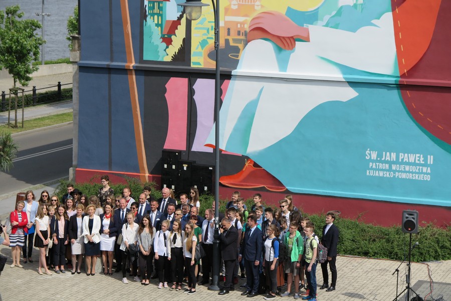 Odsłonięcie muralu poświęconego Janowi Pawłowi II, fot. Tymoteusz Tymiński/UMWKP