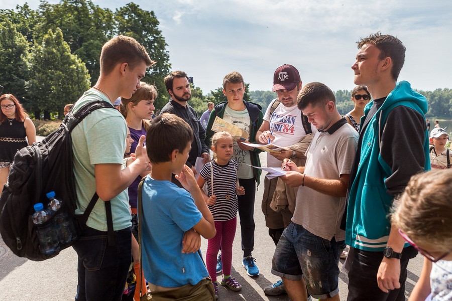 Polonijna młodzież z Litwy, Ukrainy i USA podczas gry miejskiej w Toruniu i zwiedzania miasta; fot. Szymon Zdziebło/tarantoga.pl dla UMWKP