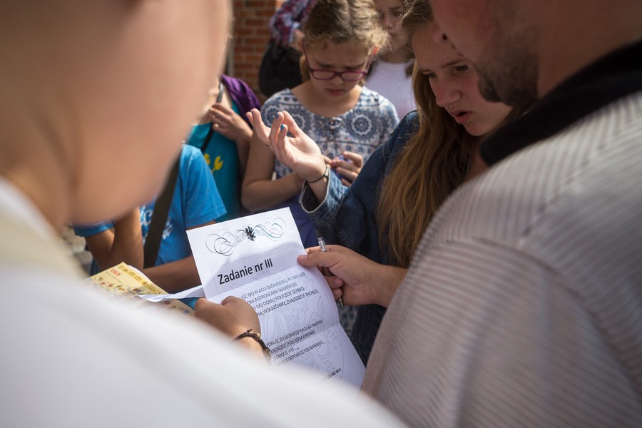 Polonijna młodzież z Litwy, Ukrainy i USA podczas gry miejskiej w Toruniu i zwiedzania miasta; fot. Szymon Zdziebło/tarantoga.pl dla UMWKP
