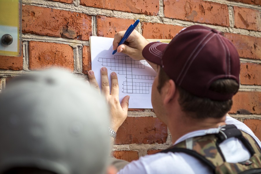Polonijna młodzież z Litwy, Ukrainy i USA podczas gry miejskiej w Toruniu i zwiedzania miasta; fot. Szymon Zdziebło/tarantoga.pl dla UMWKP