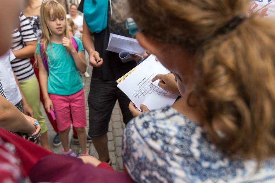 Polonijna młodzież z Litwy, Ukrainy i USA podczas gry miejskiej w Toruniu i zwiedzania miasta; fot. Szymon Zdziebło/tarantoga.pl dla UMWKP