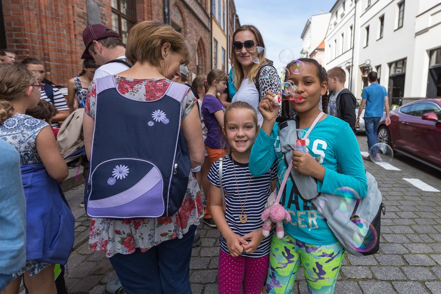 Polonijna młodzież z Litwy, Ukrainy i USA podczas gry miejskiej w Toruniu i zwiedzania miasta; fot. Szymon Zdziebło/tarantoga.pl dla UMWKP