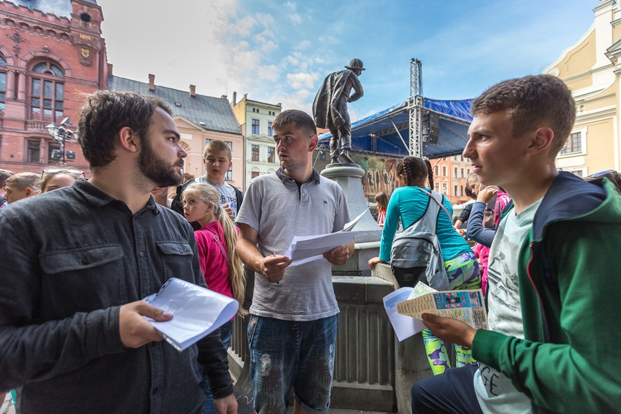 Polonijna młodzież z Litwy, Ukrainy i USA podczas gry miejskiej w Toruniu i zwiedzania miasta; fot. Szymon Zdziebło/tarantoga.pl dla UMWKP