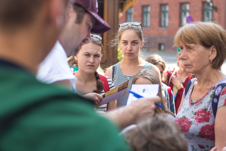 Polonijna młodzież z Litwy, Ukrainy i USA podczas gry miejskiej w Toruniu i zwiedzania miasta; fot. Szymon Zdziebło/tarantoga.pl dla UMWKP