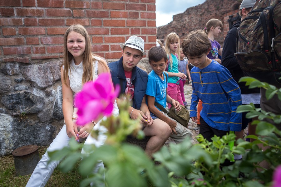Polonijna młodzież z Litwy, Ukrainy i USA podczas gry miejskiej w Toruniu i zwiedzania miasta; fot. Szymon Zdziebło/tarantoga.pl dla UMWKP