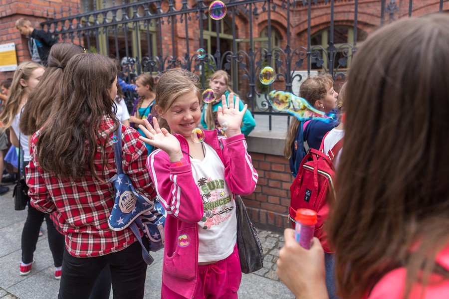 Polonijna młodzież z Litwy, Ukrainy i USA podczas gry miejskiej w Toruniu i zwiedzania miasta; fot. Szymon Zdziebło/tarantoga.pl dla UMWKP