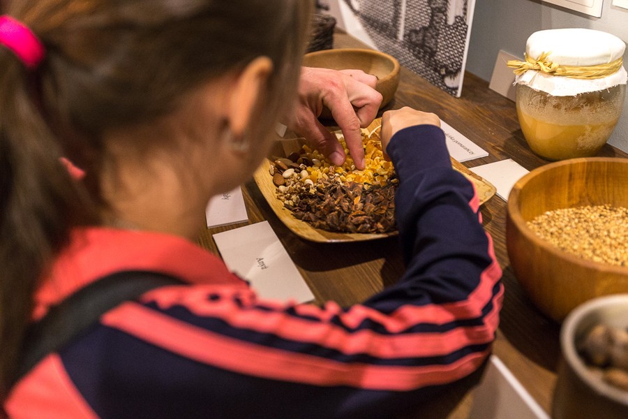 Polonijna młodzież z Litwy, Ukrainy i USA podczas gry miejskiej w Toruniu i zwiedzania miasta; fot. Szymon Zdziebło/tarantoga.pl dla UMWKP