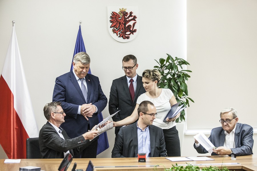 Ceremonia podpisania umów, fot. Andrzej Goiński/UMWKP