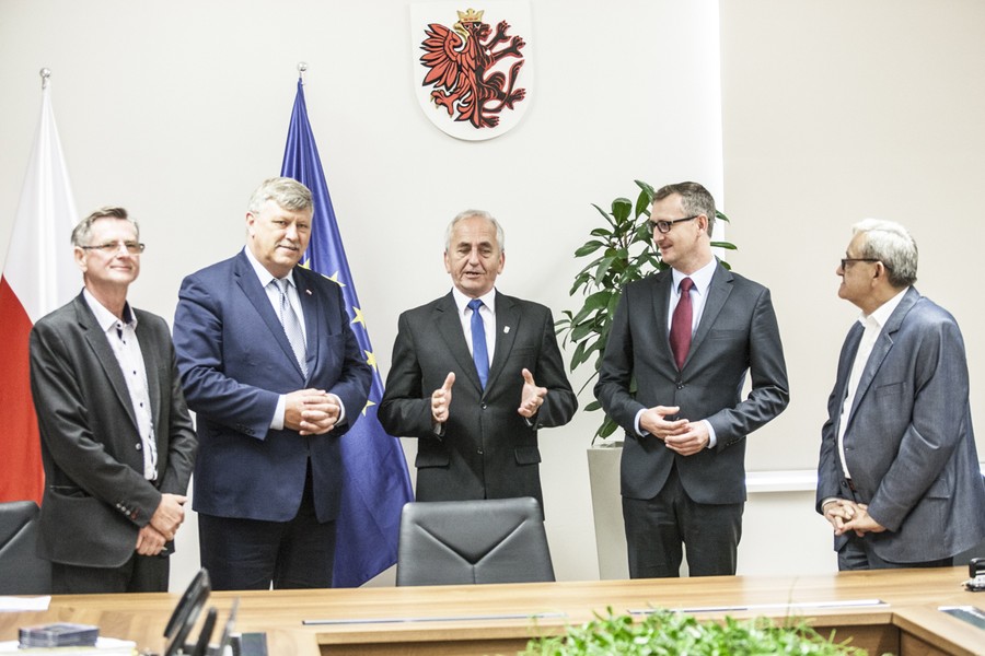 Ceremonia podpisania umów, fot. Andrzej Goiński/UMWKP