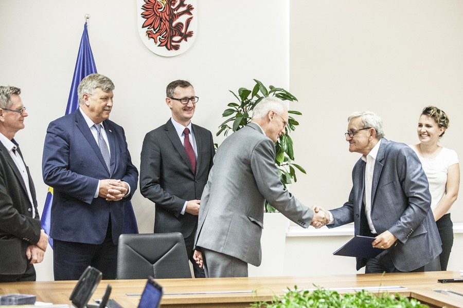 Ceremonia podpisania umów, fot. Andrzej Goiński/UMWKP