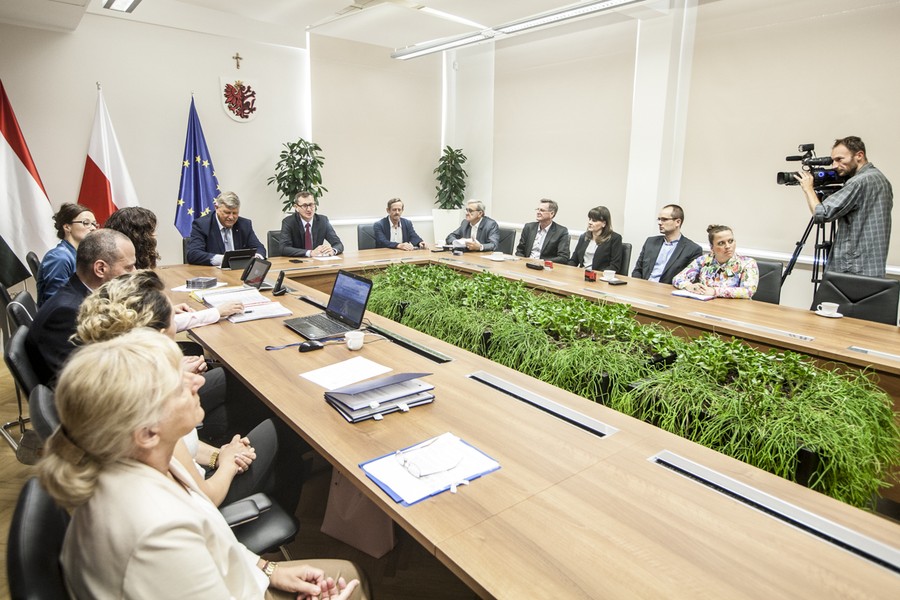 14.07.2017 r., Uroczystość podpisania umów na przebudowę dwóch odcinków wałów wiślanych i budowę nowego jazu piętrzącego na lewostronnym dopływie Noteci w rejonie Mogilna, fot. Andrzej Goiński/UMWKP