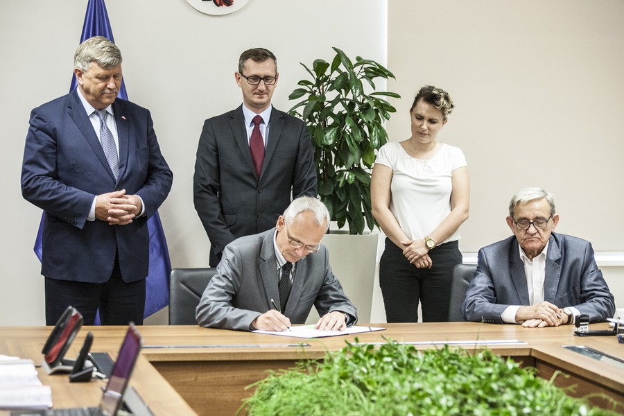 14.07.2017 r., Uroczystość podpisania umów na przebudowę dwóch odcinków wałów wiślanych i budowę nowego jazu piętrzącego na lewostronnym dopływie Noteci w rejonie Mogilna, fot. Andrzej Goiński/UMWKP