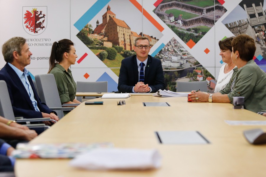 18.07.2017 r., Podpisanie umów na sfinansowanie z środków z Krajowej Sieci Obszarów Wiejskich dziewięciu przedsięwzięć związanych z promowaniem kujawsko-pomorskiej wsi jako miejsca na wakacje i promocją wiejskiego biznesu oraz poszerzaniem wiedzy fachowej, biznesowej, społecznej i organizacyjnej mieszkańców wsi, fot. Mikołaj Kuras dla UMWKP