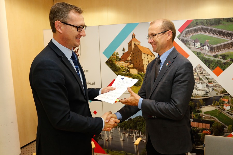 18.07.2017 r., Podpisanie umów na sfinansowanie z środków z Krajowej Sieci Obszarów Wiejskich dziewięciu przedsięwzięć związanych z promowaniem kujawsko-pomorskiej wsi jako miejsca na wakacje i promocją wiejskiego biznesu oraz poszerzaniem wiedzy fachowej, biznesowej, społecznej i organizacyjnej mieszkańców wsi, fot. Mikołaj Kuras dla UMWKP