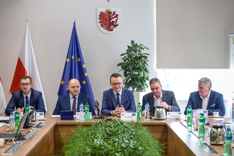 Uroczyste podpisanie umowy z wykonawcą przebudowy dwóch odcinków drogi wojewódzkiej ze Świecia do Tucholi, fot. Szymon Zdziebło/Tarantoga.pl