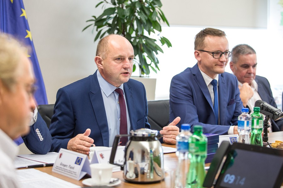 Uroczyste podpisanie umowy z wykonawcą przebudowy dwóch odcinków drogi wojewódzkiej ze Świecia do Tucholi, fot. Szymon Zdziebło/Tarantoga.pl