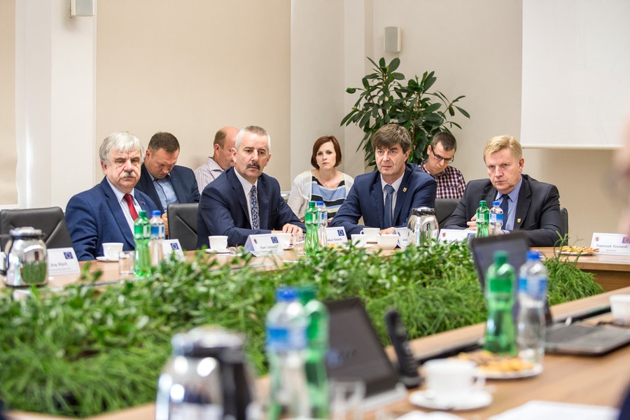 Uroczyste podpisanie umowy z wykonawcą przebudowy dwóch odcinków drogi wojewódzkiej ze Świecia do Tucholi, fot. Szymon Zdziebło/Tarantoga.pl