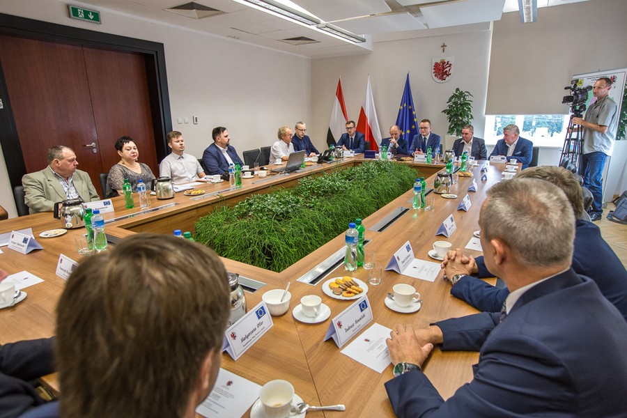 Uroczyste podpisanie umowy z wykonawcą przebudowy dwóch odcinków drogi wojewódzkiej ze Świecia do Tucholi, fot. Szymon Zdziebło/Tarantoga.pl