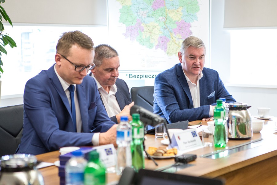 Uroczyste podpisanie umowy z wykonawcą przebudowy dwóch odcinków drogi wojewódzkiej ze Świecia do Tucholi, fot. Szymon Zdziebło/Tarantoga.pl