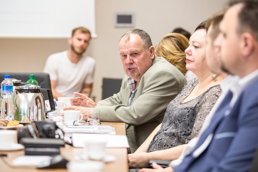 Uroczyste podpisanie umowy z wykonawcą przebudowy dwóch odcinków drogi wojewódzkiej ze Świecia do Tucholi, fot. Szymon Zdziebło/Tarantoga.pl