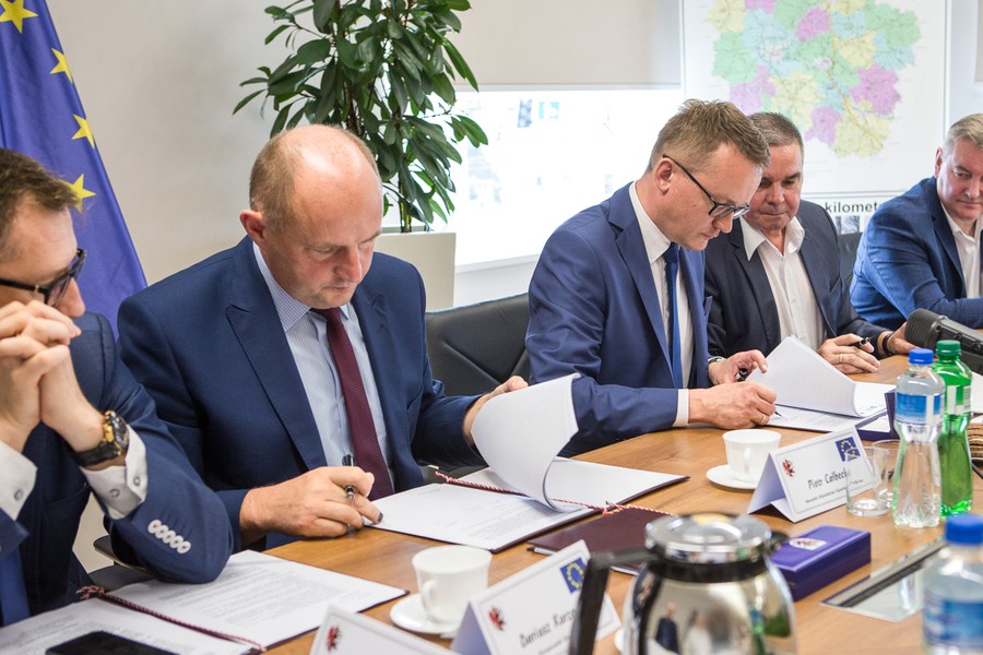 Uroczyste podpisanie umowy z wykonawcą przebudowy dwóch odcinków drogi wojewódzkiej ze Świecia do Tucholi, fot. Szymon Zdziebło/Tarantoga.pl