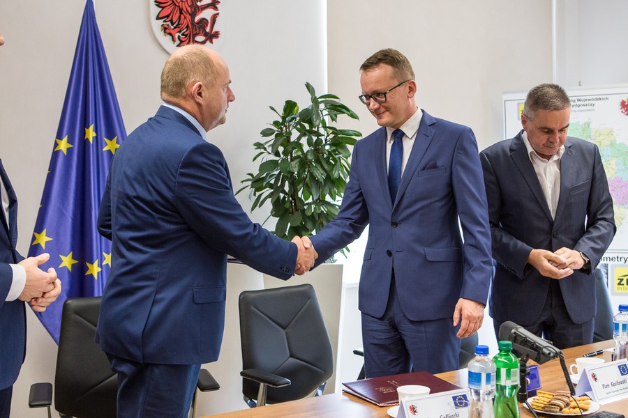 Uroczyste podpisanie umowy z wykonawcą przebudowy dwóch odcinków drogi wojewódzkiej ze Świecia do Tucholi, fot. Szymon Zdziebło/Tarantoga.pl