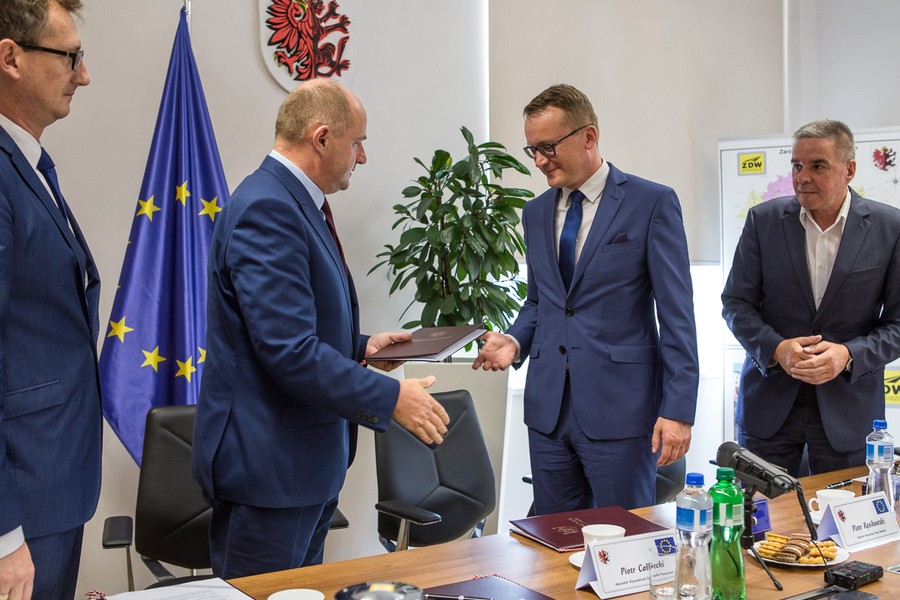 Uroczyste podpisanie umowy z wykonawcą przebudowy dwóch odcinków drogi wojewódzkiej ze Świecia do Tucholi, fot. Szymon Zdziebło/Tarantoga.pl