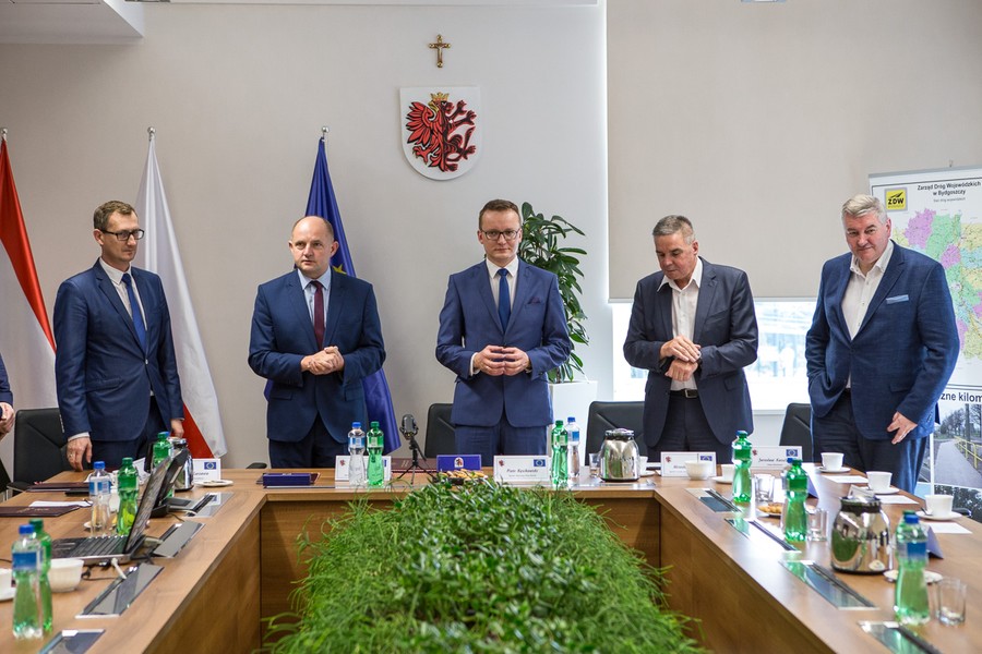 Uroczyste podpisanie umowy z wykonawcą przebudowy dwóch odcinków drogi wojewódzkiej ze Świecia do Tucholi, fot. Szymon Zdziebło/Tarantoga.pl