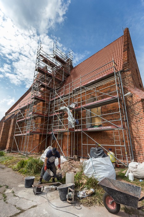 Prace przy konserwacji elewacji prezbiterium i korpusu kościoła św. Mikołaja Biskupa w Papowie Toruńskim, fot. Szymon Zdziebło/Tarantoga.pl