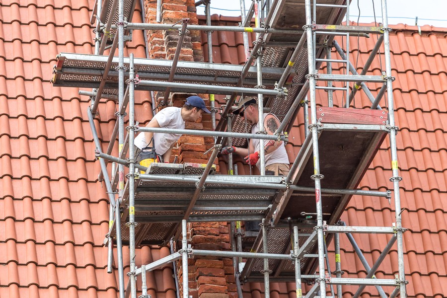 Prace przy konserwacji elewacji prezbiterium i korpusu kościoła św. Mikołaja Biskupa w Papowie Toruńskim, fot. Szymon Zdziebło/Tarantoga.pl