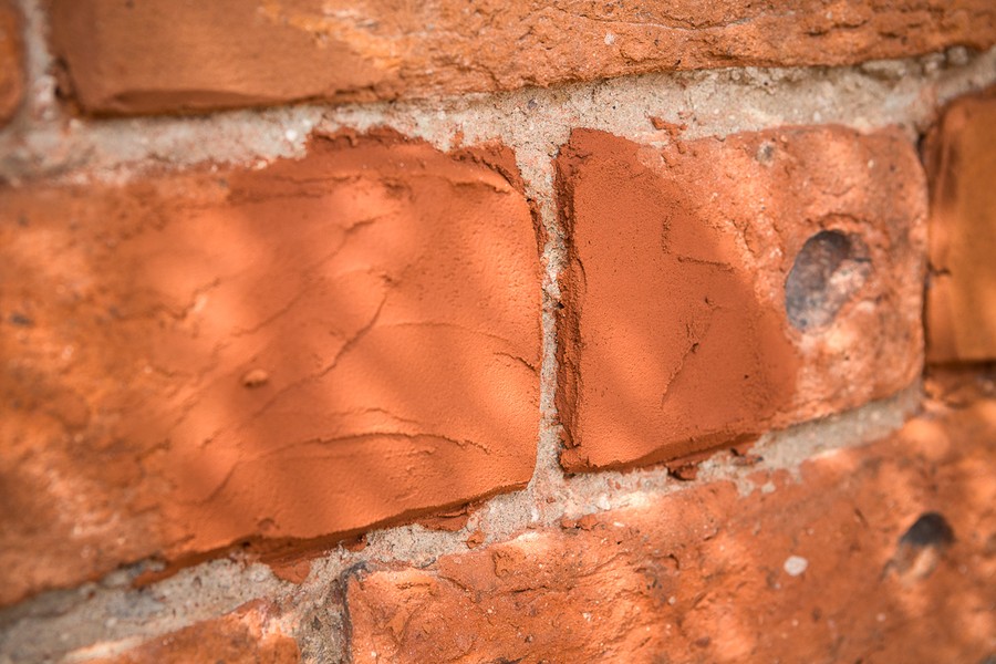 Prace przy konserwacji elewacji prezbiterium i korpusu kościoła św. Mikołaja Biskupa w Papowie Toruńskim, fot. Szymon Zdziebło/Tarantoga.pl