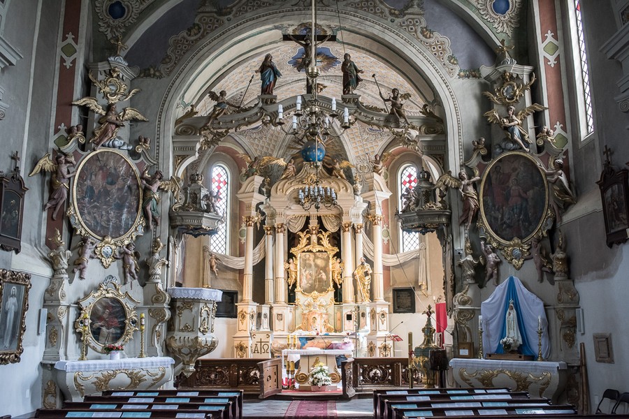 W kościele Świętej Trójcy w Byszewie prowadzone są prace przy wymianie części tynków wewnętrznych, fot. Tymon Markowski