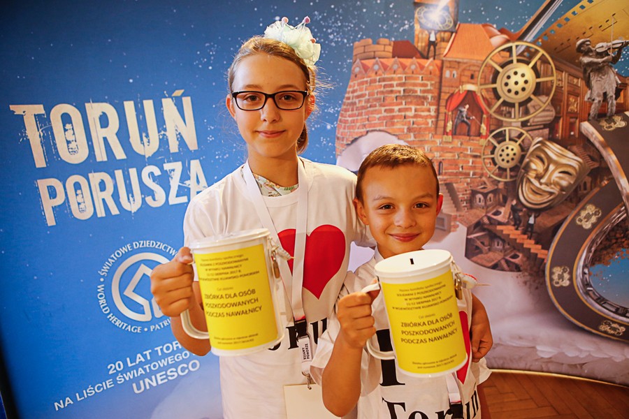 Wolontariusze podczas przygotowań i kwesta na ulicach Torunia; fot. Mikołaj Kuras dla UMWKP