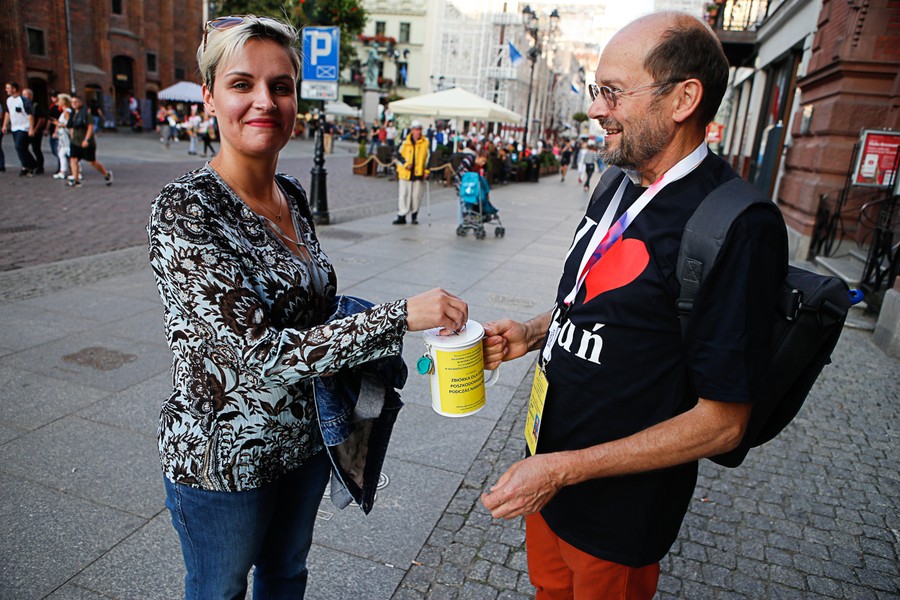 Wolontariusze podczas przygotowań i kwesta na ulicach Torunia; fot. Mikołaj Kuras dla UMWKP