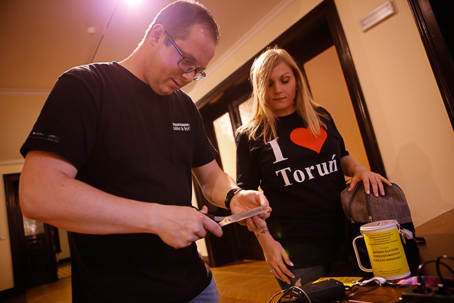 Wolontariusze podczas przygotowań i kwesta na ulicach Torunia; fot. Mikołaj Kuras dla UMWKP