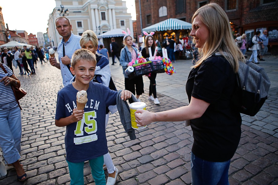 Wolontariusze podczas przygotowań i kwesta na ulicach Torunia; fot. Mikołaj Kuras dla UMWKP