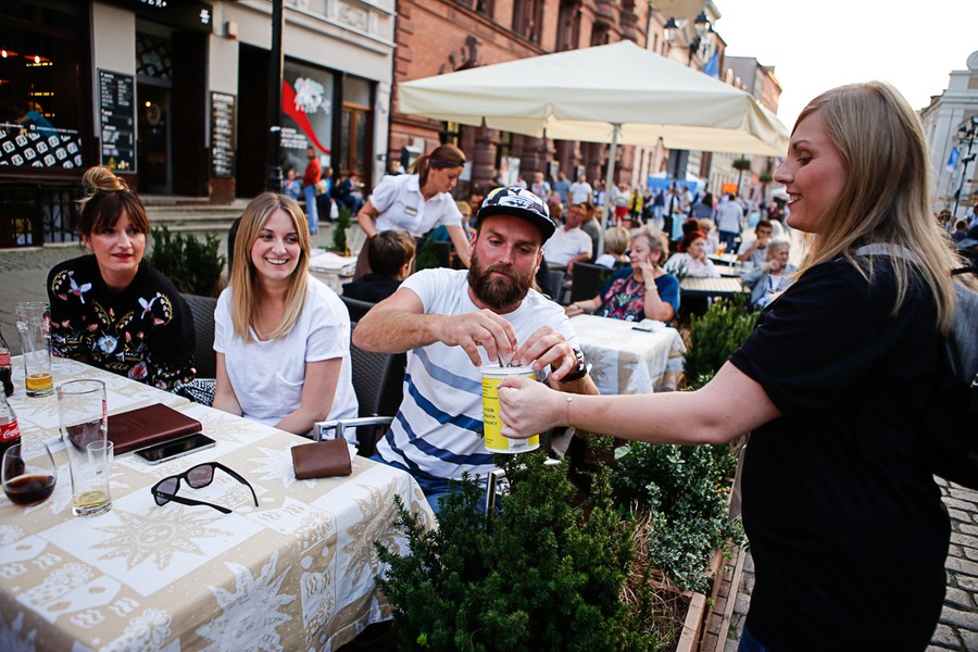 Wolontariusze podczas przygotowań i kwesta na ulicach Torunia; fot. Mikołaj Kuras dla UMWKP