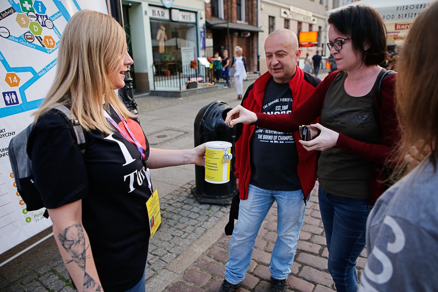 Wolontariusze podczas przygotowań i kwesta na ulicach Torunia; fot. Mikołaj Kuras dla UMWKP