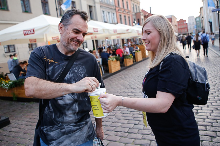 Wolontariusze podczas przygotowań i kwesta na ulicach Torunia; fot. Mikołaj Kuras dla UMWKP