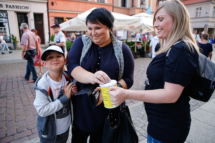 Wolontariusze podczas przygotowań i kwesta na ulicach Torunia; fot. Mikołaj Kuras dla UMWKP