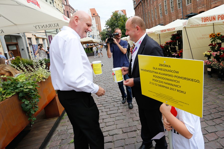 Wolontariusze podczas przygotowań i kwesta na ulicach Torunia; fot. Mikołaj Kuras dla UMWKP