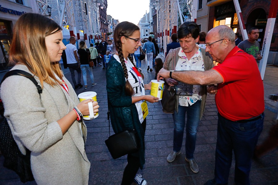Wolontariusze podczas przygotowań i kwesta na ulicach Torunia; fot. Mikołaj Kuras dla UMWKP
