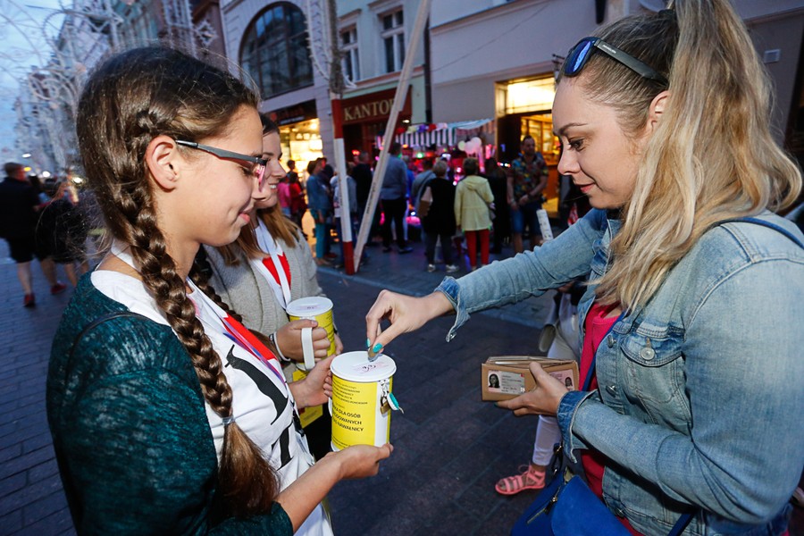 Wolontariusze podczas przygotowań i kwesta na ulicach Torunia; fot. Mikołaj Kuras dla UMWKP