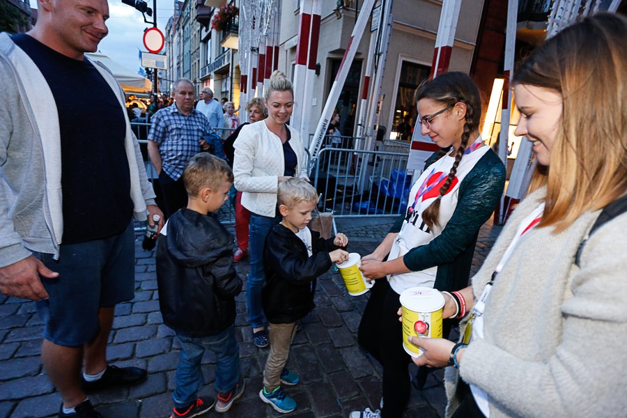 Wolontariusze podczas przygotowań i kwesta na ulicach Torunia; fot. Mikołaj Kuras dla UMWKP